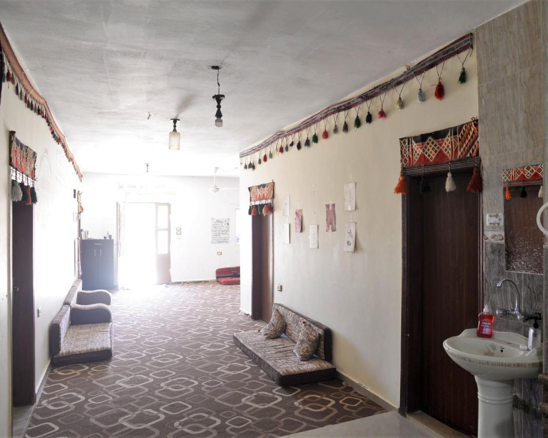 Al Ḩayy Happy Bedouin House Petra Bed & Breakfast エクステリア 写真