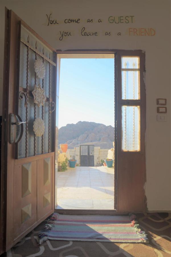 Al Ḩayy Happy Bedouin House Petra Bed & Breakfast エクステリア 写真
