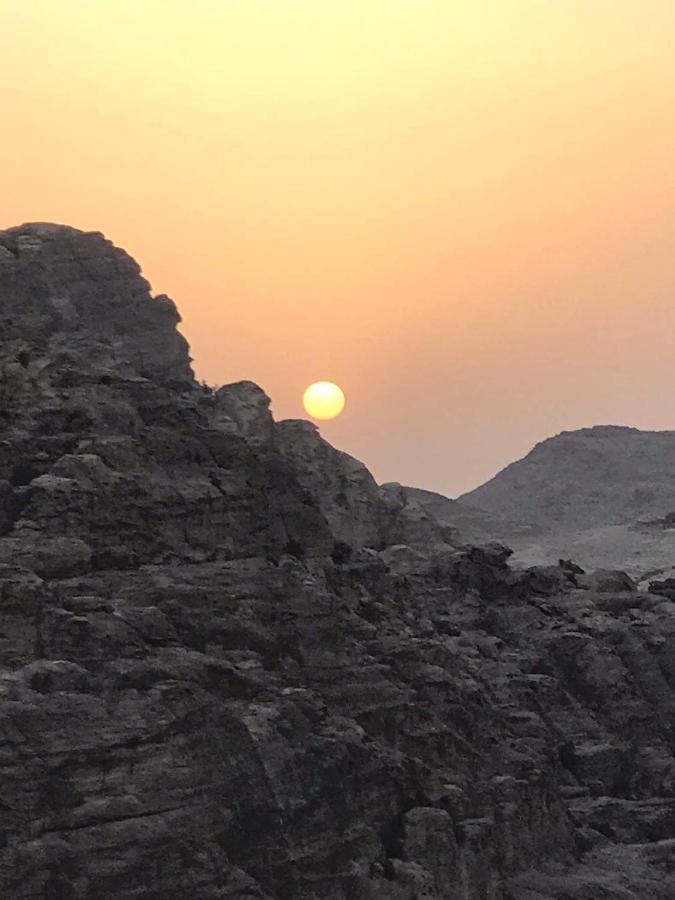 Al Ḩayy Happy Bedouin House Petra Bed & Breakfast エクステリア 写真