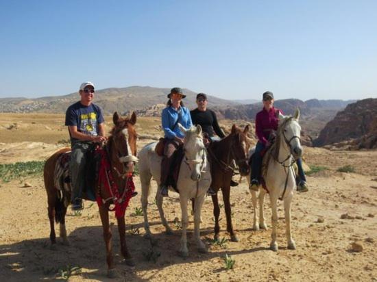 Al Ḩayy Happy Bedouin House Petra Bed & Breakfast エクステリア 写真