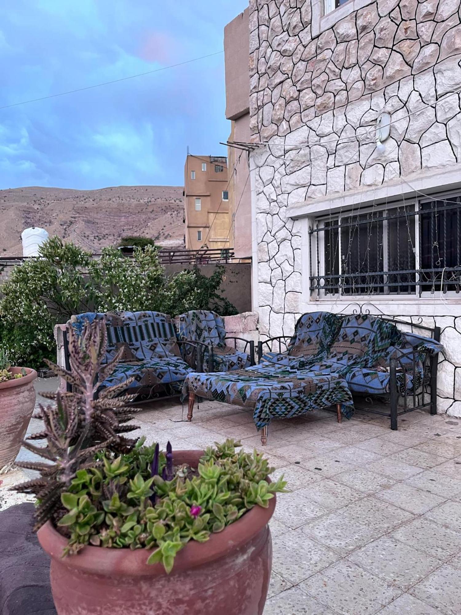 Al Ḩayy Happy Bedouin House Petra Bed & Breakfast エクステリア 写真