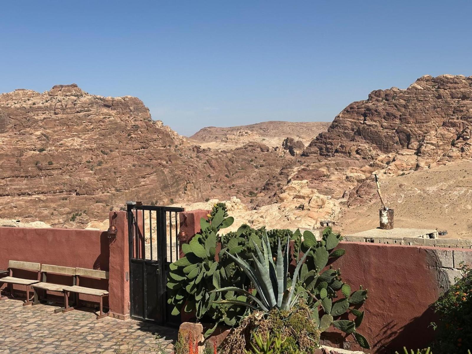 Al Ḩayy Happy Bedouin House Petra Bed & Breakfast エクステリア 写真