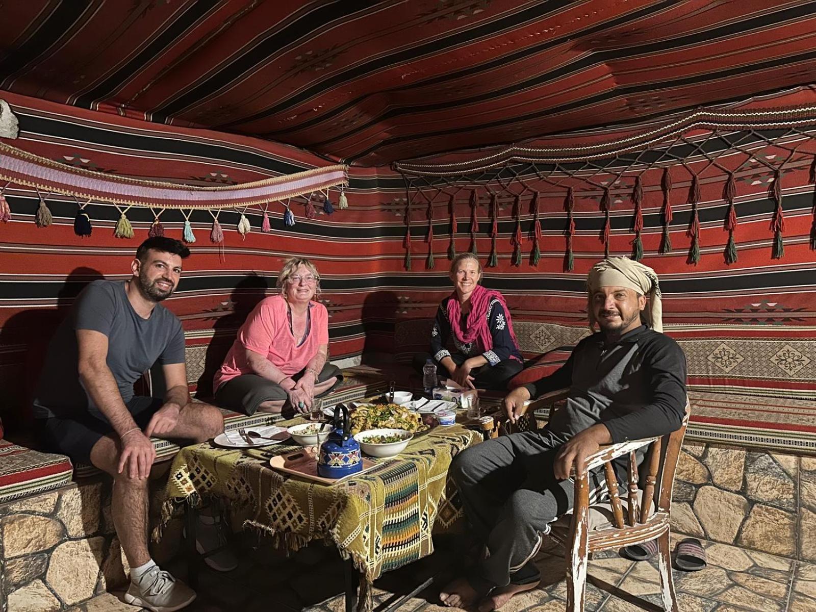 Al Ḩayy Happy Bedouin House Petra Bed & Breakfast エクステリア 写真